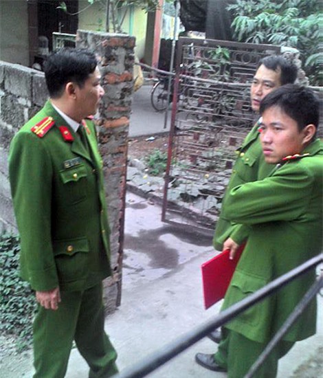 Kinh hoàng phát hiện xác chết đang phân hủy trên mái nhà - Ảnh 2.