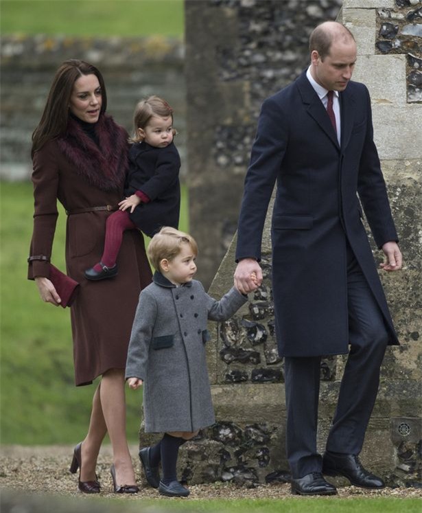 Hoàng tử nhí George ngậm kẹo mút, xuất hiện siêu đáng yêu cùng em gái trong dịp Giáng sinh - Ảnh 1.