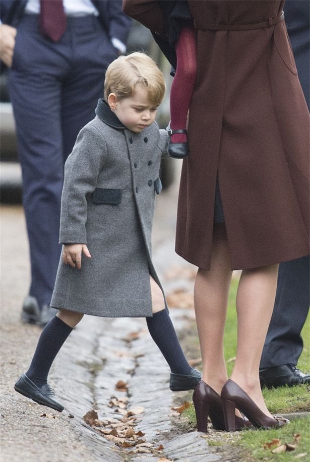 Hoàng tử nhí George ngậm kẹo mút, xuất hiện siêu đáng yêu cùng em gái trong dịp Giáng sinh - Ảnh 3.