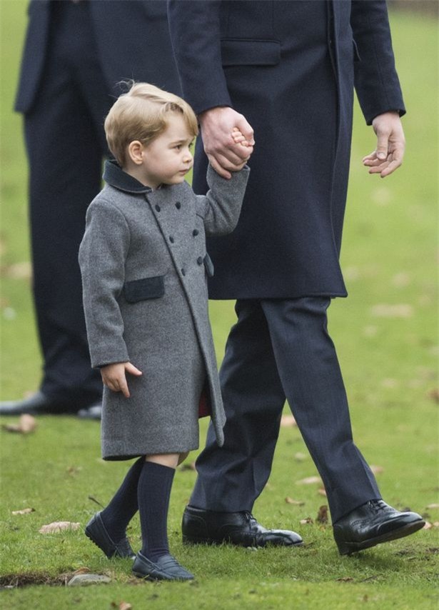 Hoàng tử nhí George ngậm kẹo mút, xuất hiện siêu đáng yêu cùng em gái trong dịp Giáng sinh - Ảnh 4.