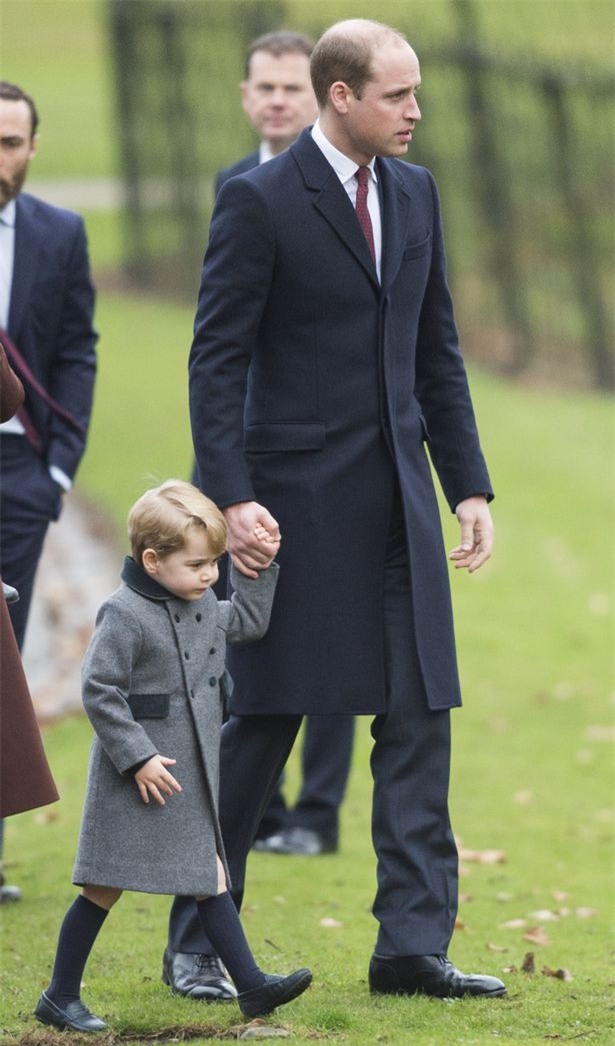 Hoàng tử nhí George ngậm kẹo mút, xuất hiện siêu đáng yêu cùng em gái trong dịp Giáng sinh - Ảnh 5.