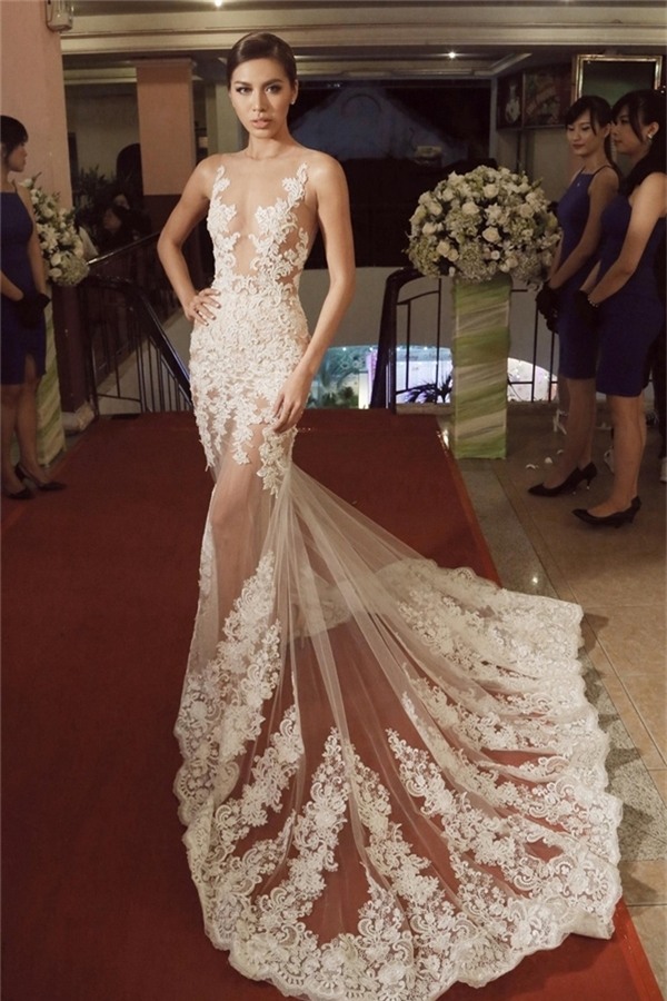 Minh Tú khiến người xem khó thể rời mắt với chiếc váy có những khoảng hở mênh mông, bất tận kết hợp chi tiết ren đính kết kì công.