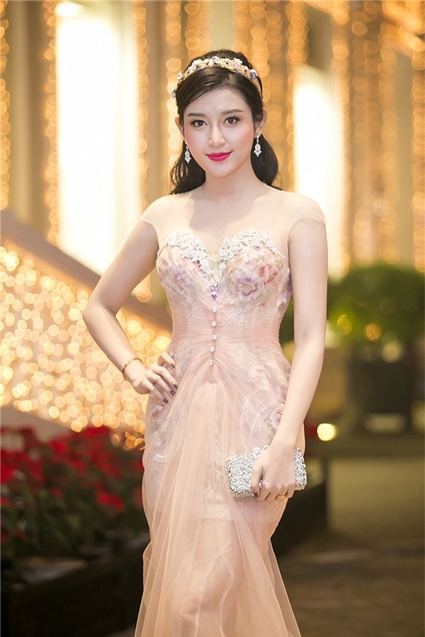 Huyền My cũng thường ưa chuộng những bộ váy tôn dáng, có màu sắc nhẹ nhàng, ngọt ngào đôi khi khiến người xem phải đỏ mặt vì nhìn nhầm.