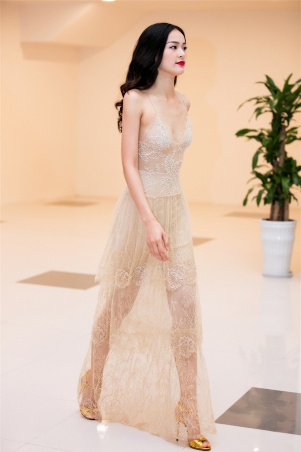 Những chiếc váy không thể phân định đâu là vải, đâu là da thịt