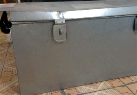 Bi phat hien ‘an vung’, nhan tinh chet ngat vi tron trong thung kin - Anh 1