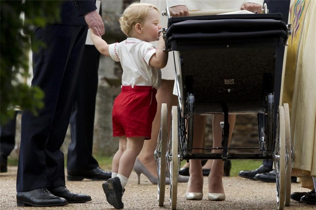 Vì sao Hoàng tử bé nước Anh luôn mặc quần soóc, kể cả vào mùa Đông lạnh giá? - Ảnh 1.