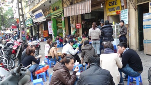 Xe đẩy vỉa hè thu 100 triệu/tháng: Làm 1 vụ tiêu cả năm