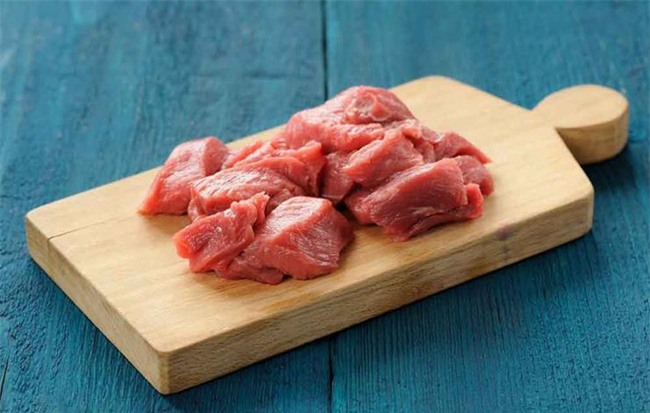 Những sai lầm phổ biến khiến thớt trở thành ổ vi khuẩn gây nhiều bệnh - Ảnh 2.