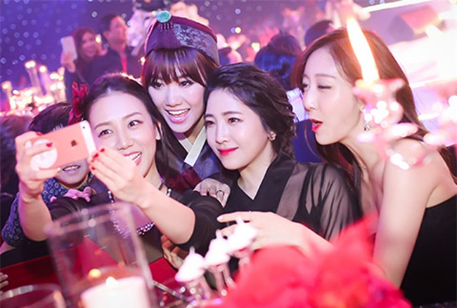 quy ong "phat them" 4 co em vo dep nhu tien cua tran thanh hinh anh 2