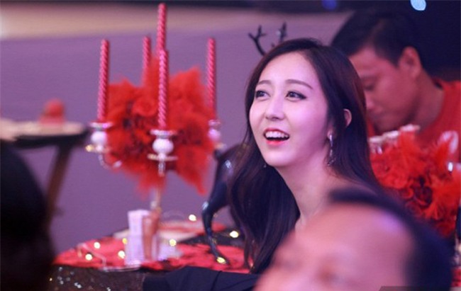 quy ong "phat them" 4 co em vo dep nhu tien cua tran thanh hinh anh 9