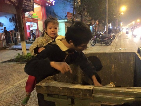 Hình ảnh người đàn ông tàn tật nhặt rác, địu con trên lưng gây xúc động mạnh