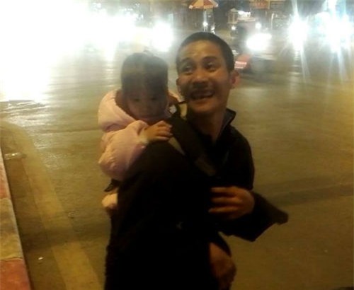 Dù có hoàn cảnh éo le, nhưng anh Hùng luôn nở nụ cười vượt qua số phận.