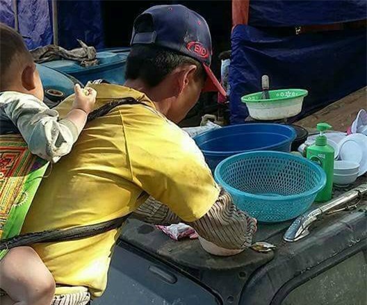 Câu chuyện về ông bố sống cảnh gà trống nuôi con cố gắng kiếm tiền lo cho con khiến nhiều dân mạng xúc động.