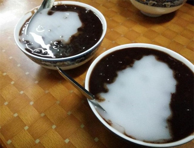 Quán chè bà Thơm còn có chè đỗ đen nóng cũng được mọi người yêu thích. Chè ngọt vừa phải, đỗ ninh nhừ vừa miệng, nấu với đường phèn và thêm nước cốt dừa béo ngậy. Ảnh: Thùy Kang Ji.