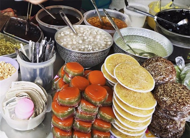 Ngoài ra, quán bà Thìn có chè đỗ xanh, chè đỗ đen nóng, chè sen… giá 15.000 đồng một cốc. Đỗ xanh vàng dịu, thơm ngậy, hạt sen ninh nhừ không hề nát. Quán còn có kẹo lạc, bánh chín tầng mây, xôi cốm… Ảnh: Pham T Ha Van.