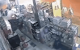 Xe tải lao vào cửa hàng với tốc độ 