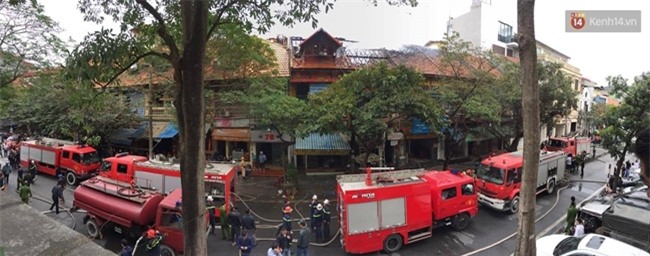 Hà Nội: Cháy lớn trên phố Phùng Hưng, cột khói bốc cao hàng chục mét - Ảnh 7.