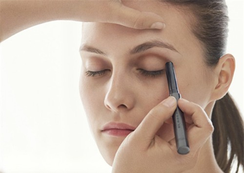 7 buoc make up "de nhu an keo" bien mat mot mi tro nen to tron nhu bup be - 5