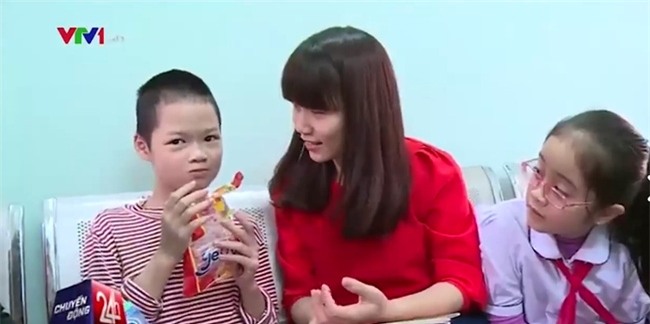 Bé gái 11 tuổi bị mẹ nhốt trong nhà lần đầu tiên được chơi với các bạn và muốn được đi học - Ảnh 2.