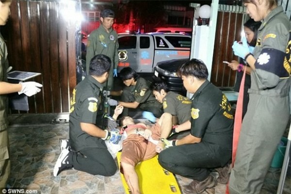 Trèo lên lan can phơi quần áo, một thanh niên bị hàng rào sắt đâm trúng chỗ hiểm - Ảnh 3.