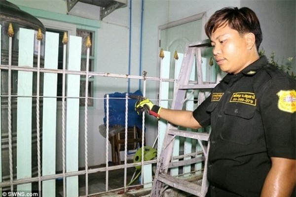 Trèo lên lan can phơi quần áo, một thanh niên bị hàng rào sắt đâm trúng chỗ hiểm - Ảnh 4.