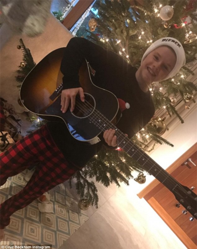 David khoe ảnh con gái Harper bơi cùng nàng tiên cá ở Maldives - Ảnh 3.