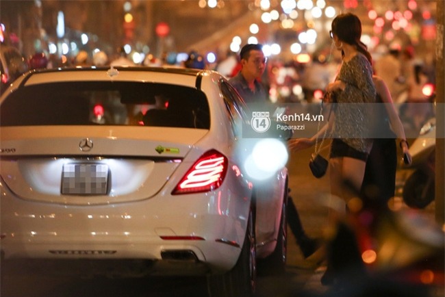 Trấn Thành lái xe chở Hari Won chạy ngược chiều, vi phạm luật an toàn giao thông - Ảnh 3.