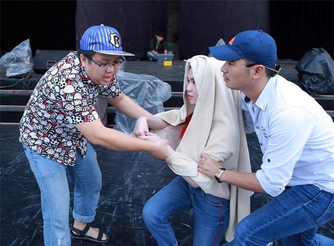 Ngoc Trinh trum khan khi den san khau tap kich hinh anh 3