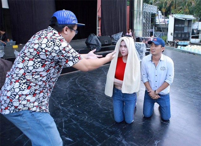 Ngoc Trinh trum khan khi den san khau tap kich hinh anh 5