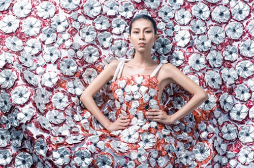 choang voi nhung bo vay thoi trang lam tu bao cao su, toc, rac, thit song - 1