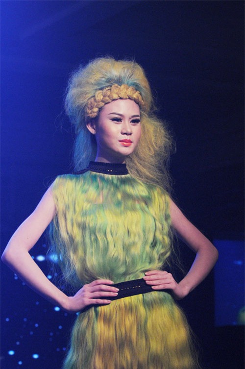 choang voi nhung bo vay thoi trang lam tu bao cao su, toc, rac, thit song - 10