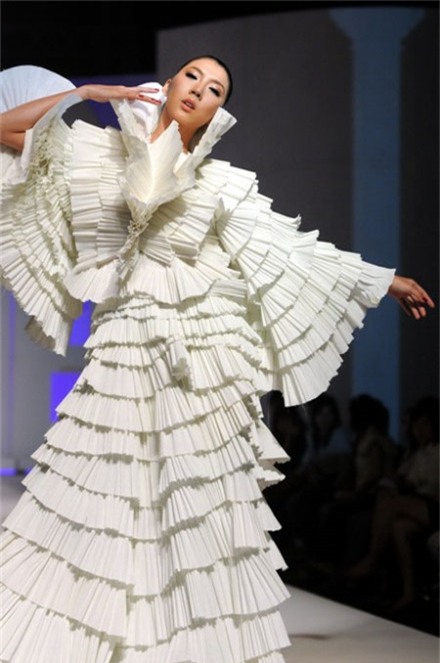 choang voi nhung bo vay thoi trang lam tu bao cao su, toc, rac, thit song - 13