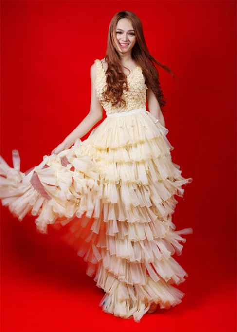 choang voi nhung bo vay thoi trang lam tu bao cao su, toc, rac, thit song - 3