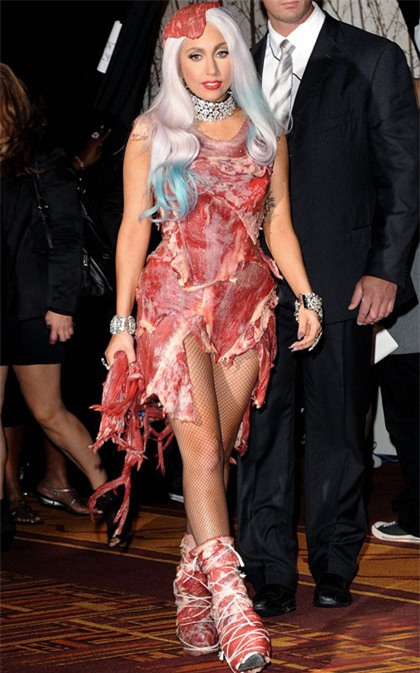 choang voi nhung bo vay thoi trang lam tu bao cao su, toc, rac, thit song - 4