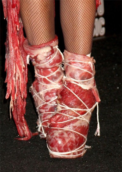 choang voi nhung bo vay thoi trang lam tu bao cao su, toc, rac, thit song - 5