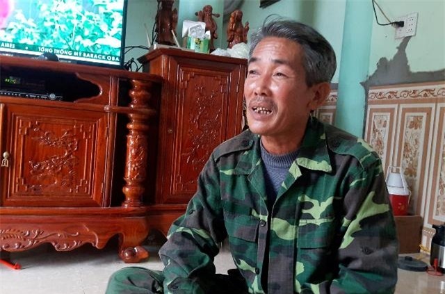 Ông Nguyễn Bá Tĩnh kể lại sự việc phát hiện ngôi mộ cổ. Ảnh: N.T