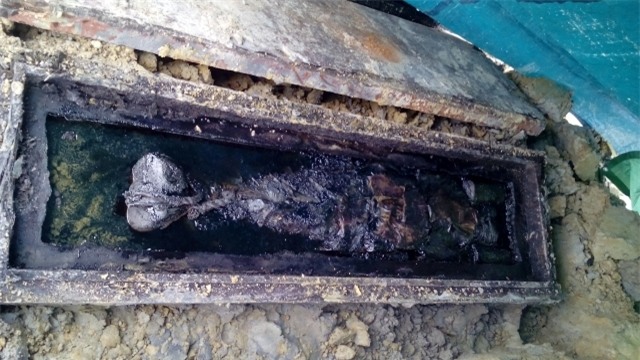 Trong quan tài, thi thể được bó buộc cẩn thận bằng nhiều nút quấn vải và da thịt vẫn chưa bị phân hủy hoàn toàn.