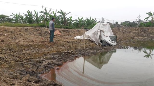 Ngôi mộ cổ đã được gia đình ông Tĩnh lấp lại và phủ bạt che kín chờ cơ quan chức năng có ý kiến chỉ đạo.
