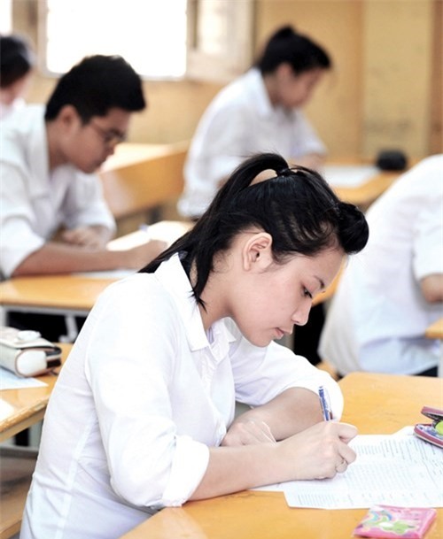 Bai thi to hop 3 mon: Hoc sinh cang thang, khong kip tro tay hinh anh 1