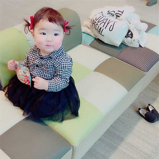 Chỉ là uống sữa thôi mà cô bé mắt một mí, má trái đào cũng đốn tim cư dân mạng - Ảnh 11.