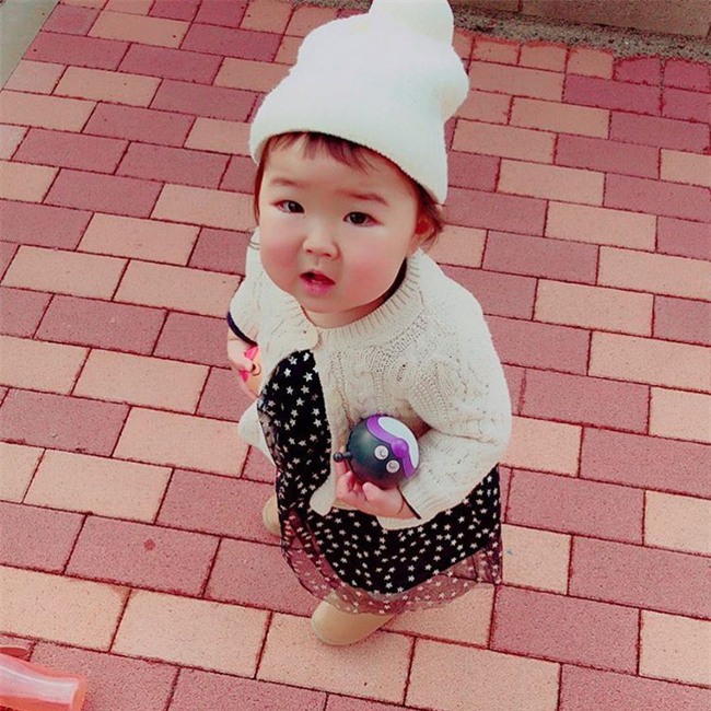 Chỉ là uống sữa thôi mà cô bé mắt một mí, má trái đào cũng đốn tim cư dân mạng - Ảnh 17.