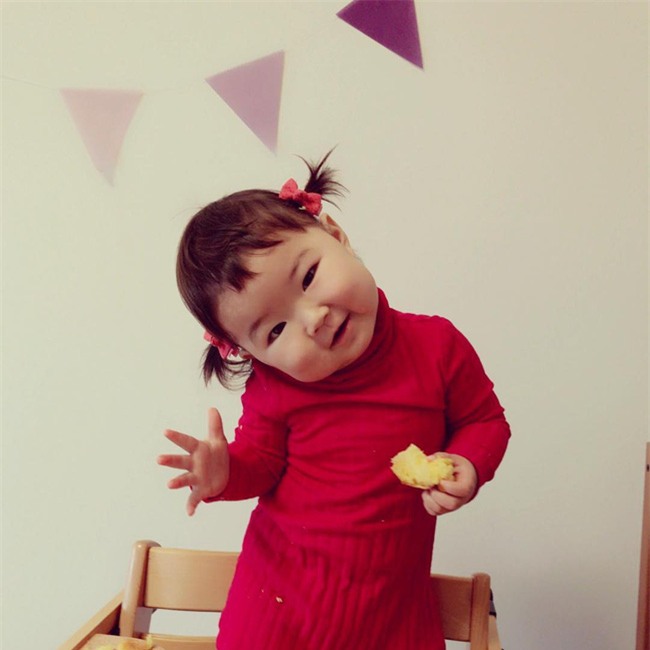 Chỉ là uống sữa thôi mà cô bé mắt một mí, má trái đào cũng đốn tim cư dân mạng - Ảnh 19.