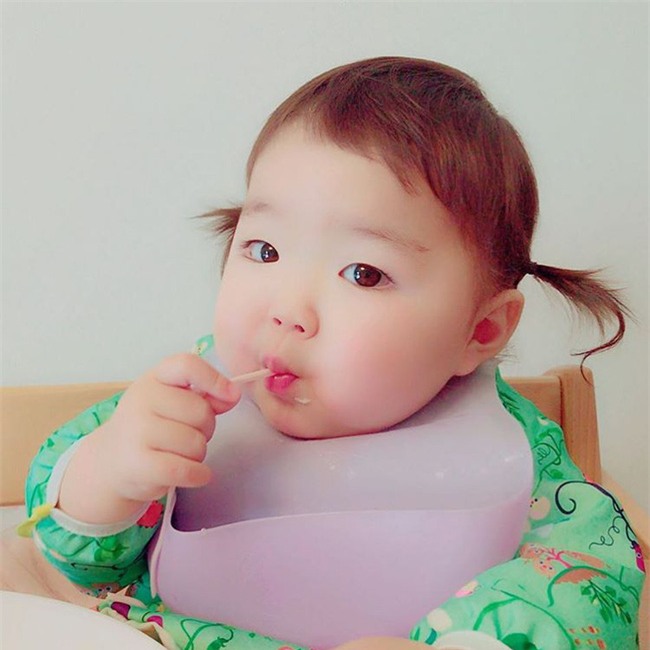 Chỉ là uống sữa thôi mà cô bé mắt một mí, má trái đào cũng đốn tim cư dân mạng - Ảnh 20.