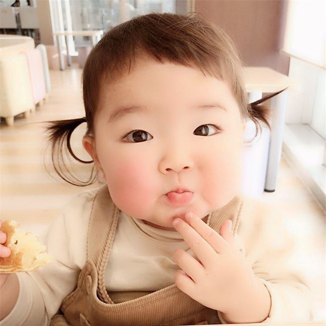 Chỉ là uống sữa thôi mà cô bé mắt một mí, má trái đào cũng đốn tim cư dân mạng - Ảnh 3.