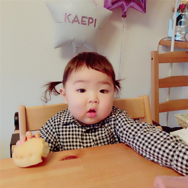 Chỉ là uống sữa thôi mà cô bé mắt một mí, má trái đào cũng đốn tim cư dân mạng - Ảnh 4.