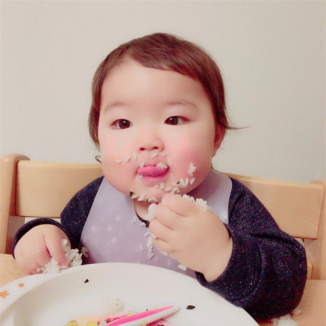 Chỉ là uống sữa thôi mà cô bé mắt một mí, má trái đào cũng đốn tim cư dân mạng - Ảnh 7.