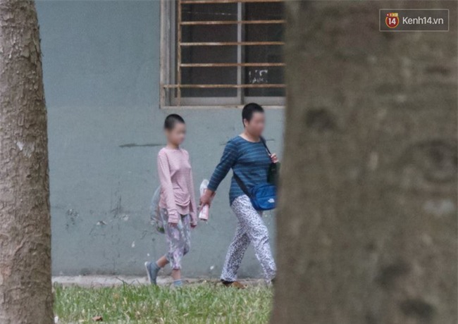 Người mẹ nhốt con 11 tuổi ở Hà Nội hứa sẽ cho con được đến trường - Ảnh 1.