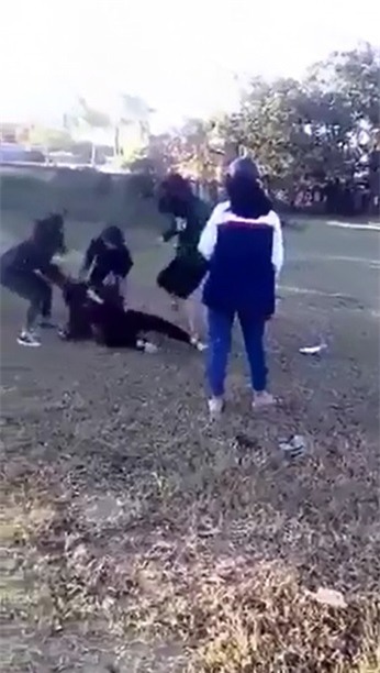 Nhóm nữ sinh đánh, lột áo bạn giữa đường rồi lên facebook xin lỗi  - Ảnh 1.