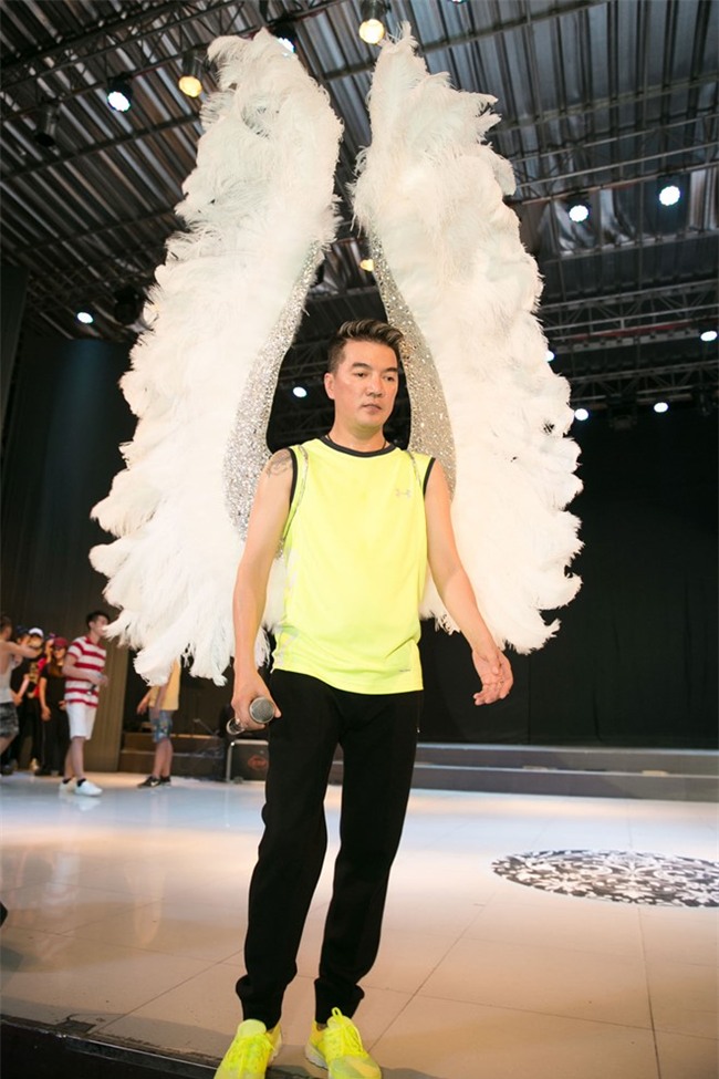 Dam Vinh Hung mang doi canh long vu 4.000 USD len san khau hinh anh 1