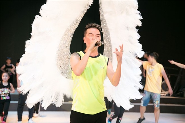 Dam Vinh Hung mang doi canh long vu 4.000 USD len san khau hinh anh 2